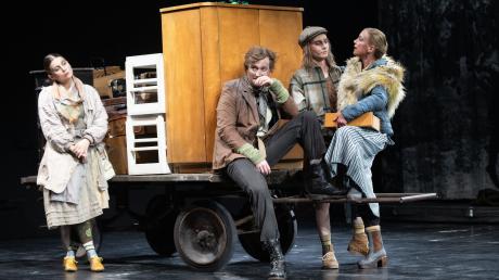Das Staatstheater Augsburg hat Brechts "Mutter Courage und ihre Kinder" für das Brechtfestival 2024 inszeniert.