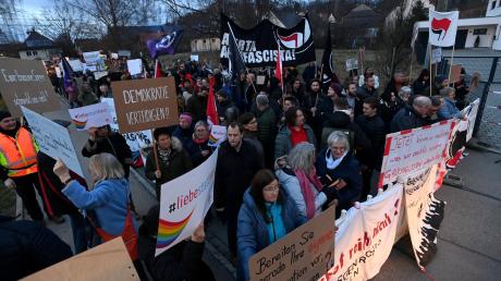 Fast 800 Menschen demonstrieren in Welden friedlich gegen Rechtsextremismus.