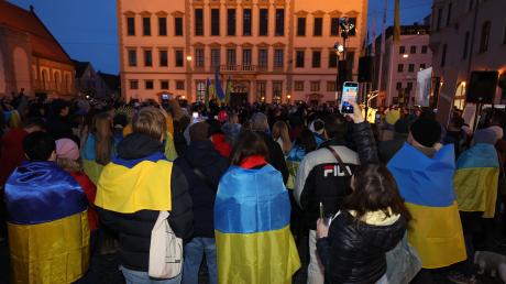 Zwei Jahre sind seit dem Angriff Russlands auf die Ukraine vergangen. Dazu fand Samstagabend eine Kundgebung auf dem Rathausplatz in Augsburg statt.