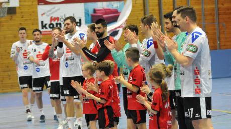 Zusammen mit dem Handball-Nachwuchs feierten die Vöhringer Männer ihren Heimsieg gegen den Tabellenführer. 