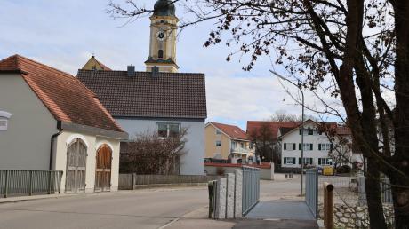 Zu den Errungenschaften des vergangenen Jahres gehört die Fußgängerbrücke am Dorfplatz über die Ecknach.