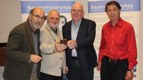 Sie sind von der BayernHistoryApp für die Gemeinde Scheuring begeistert (von links): Redaktionsleiter Alois Kramer, Projektleiter Wolfgang Hauck, Bürgermeister Konrad Maisterl und Ortschronist Josef Neumair.