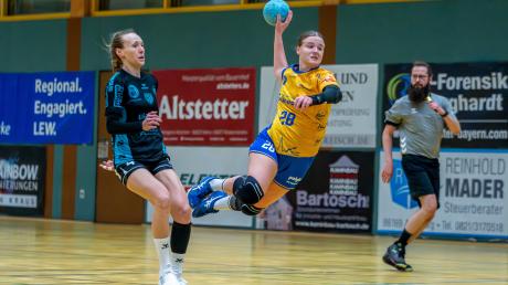 Die Handballerinnen des TSV Schwabmünchen (am Ball Kim Bartosch) starteten mit einem Sieg in der Playoffs.
