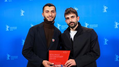 Umstritten: Basel Adra und Yuval Abraham posieren mit dem Berlinale Dokumentarfilmpreis für "No Other Land". 