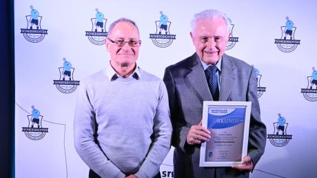 Schiedsrichter Jürgen Hajek (links) wurde zum neuen Ehrenmitglied ernannt. Herbert Möckl gehört den Augsburger Schiedsrichtern bereits seit 60 Jahren an.