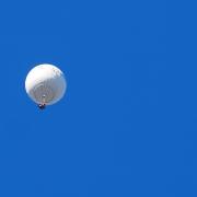 Über Neuburg ist am späten Sonntagvormittag ein weißer Ballon am Himmel zu sehen und sorgt für ein Rätsel. 