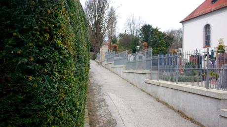 Um diese Eschenhecke geht es: Am Kirchberg in Leitershofen ist nur wenig Platz zwischen dem Friedhof und den Privatgrundstücken. Zu wenig, findet die Stadtverwaltung von Stadtbergen.