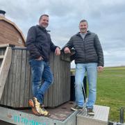 Christian Schuster aus Hohenreichen (links) und  Michael Spingler aus Neuweiler bauten ihre erste mobile Sauna vor vielen Jahren selbst. Mittlerweile haben sie diese gegen eine Fasssauna ausgetauscht und bieten diese gemeinsam mit einem Pool zum Ausleihen an.