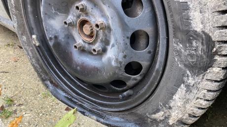 Zerstochener Reifen, eingetretene Türe, abgerissener Scheibenwischer: Ein Unbekannter hat ein geparktes Auto in Donauwörth vielfach beschädigt.