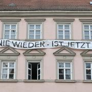 Ein Banner auf dem Landsberger Hauptplatz nimmt deutlich Stellung. Es ist ein Statement des Landsberger Anwalts Steffen Schmidt-Hug. 