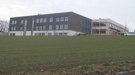 Die Mittelschule in Aindling wird seit Jahren saniert und erweitert. Jetzt stehen die Arbeiten kurz vor dem Abschluss. 