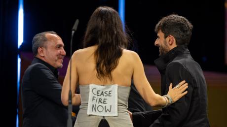 "Cease Fire Now" (Jetzt Feuer einstellen) steht auf dem Rücken vom Jurymitglied Verena Paravel, während sie sich bei der Abschluss-Gala der Berlinale mit weiteren Festival-Teilnehmern bespricht. 