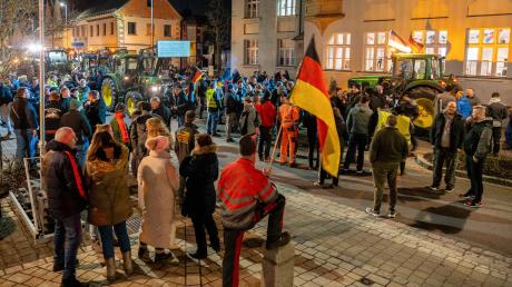 In Hirschaid sind am Mittwochabend rund 300 Menschen mit mehr als 60 Traktoren und Autos zu einer Demonstration gegen die Grünen zusammengekommen.