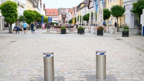 Elektrisch einfahrbare Poller sichern in Günzburg auf dem Marktplatz die Fußgängerzone vor unbefugtem Befahren. Ab dem 1. März gilt dort wieder die Sommerregelung.