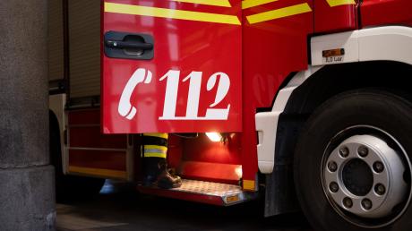 Die Freiwillige Feuerwehr Meitingen musste am Montagmorgen ein brennendes Auto löschen.