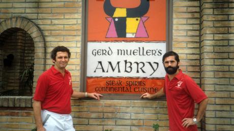 Gerd Müller mit seinem Geschäftspartner Hans Huber vor ihrem gemeinsamen Restaurant in den USA