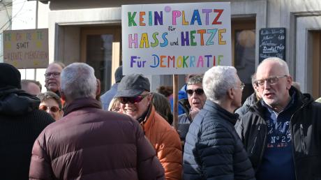 In vielen Städten gab es in den vergangenen Wochen Demonstrationen für die Demokratie sowie gegen Hass und Hetze. Dieses Bild stammt aus Günzburg.