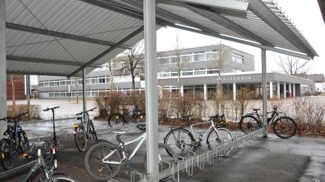 Der Fahrradabstellplatz an der Realschule Weißenhorn wird nicht neu gebaut. Der Landkreis will das Geld sparen. 