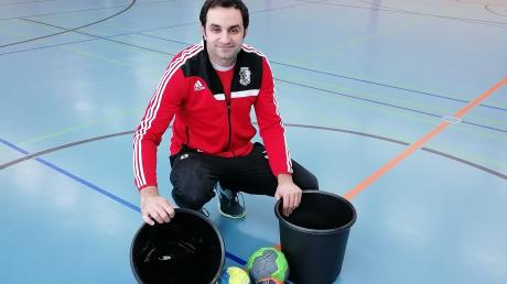 In Kübeln müssen die Handballer des TSV Wertingen – hier Michael Garmaier – das Wasser, das vom Dach der Gymnasiumshalle tropft, immer wieder auffangen.