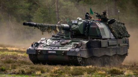 Die Panzerhaubitze 2000 der Bundeswehr hat eine Reichweite von mehreren Hundert Kilometern. 