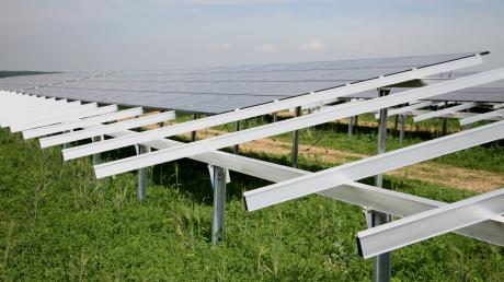 Ähnlich wie die Freiland-PV-Anlage westlich von Kienberg werden auf weiteren rund 120 Hektar Rennertshofener Gemeindefläche neue Photovoltaikanlagen entstehen.