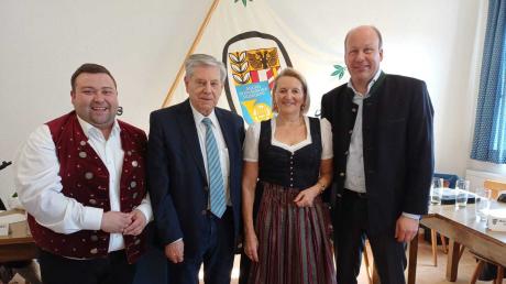 Trafen sich in Dinkelscherben, im Bild von links Sebastian Bernhard, Eduard Oswald, Angela Ehinger und Landrat Martin Sailer.