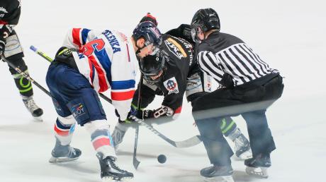 Die bisherigen Spiele waren Duelle zweier gleichwertiger Rivalen (im Bild in weiß Ondrej Zelenka beim Bully mit Tim Bullnheimer vom EHC Königsbrunn).