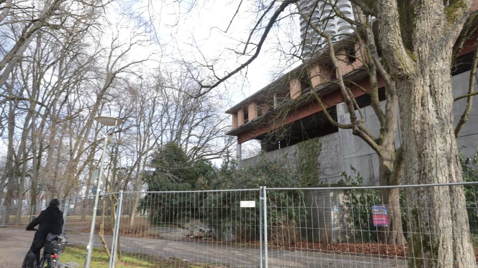 So marode zeigt sich das Kongressparkhaus in Augsburg. Das Mauerwerk über den Parketagen wird wohl bald abgerissen. 
