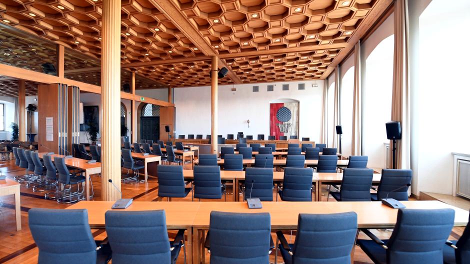 Der Obere Fletz im Augsburger Rathaus - hier mit der Bestuhlung für Stadtratssitzungen - muss saniert werden. Dafür wird das Rathaus bis Frühjahr 2026 geschlossen. 