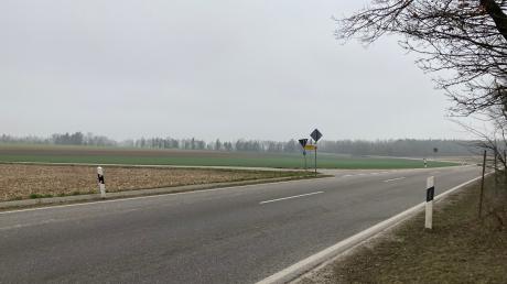 Auf einer Fläche von drei Hektar auf einem Acker im Winkel der Straße nach Jedelstetten und der sogenannten Panzerstraße (im Bild links) möchte die Firma Ditsch Bau aus Prittriching in den kommenden Jahren Kies abbauen.