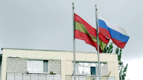 Die Flaggen sind Transnistriens und Russlands sind vor diesem Gebäude Tiraspol bereits vereint. Jetzt hat die abtrünnige Region unter anderem die Russchiche Federation um "Schutz" gebeten.