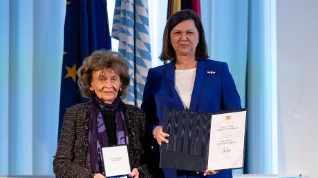 Ilse Aigner (rechts) verleiht Charlotte Knobloch, Präsidentin der Israelitischen Kultusgemeinde München und Oberbayern, den Bayerischen Verfassungsorden 2023.