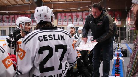 So machen wir's: ESV-Trainer Erwin Halusa erklärt Petr Ceslik und Sven Gäbelein, wie die Selber Defensive zu knacken ist.