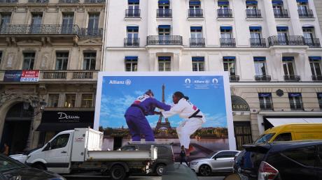 Was im Sommer für ein paar Wochen das Leben in Paris bestimmen wird, ist schon jetzt auf großflächigen Plakaten in der Stadt zu sehen.