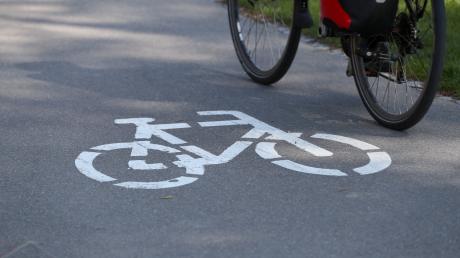 Ein Autofahrer hat einem Radfahrer in Großaitingen die Vorfahrt genommen. Es kam zum Zusammenstoß. 