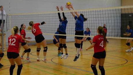 Die Spielerinnen des VSC Donauwörth II (in Blau) gewannen ihre Partie gegen die Sportfreunde Gosheim.