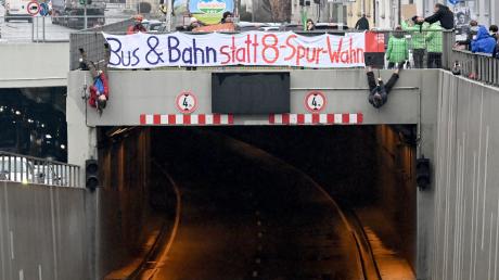 Wie angekündigt, wurde das schon vom Protest vor zwei Wochen bekannte Plakat „Bus & Bahn statt 8-Spur-Wahn“ erneut aufgehängt 