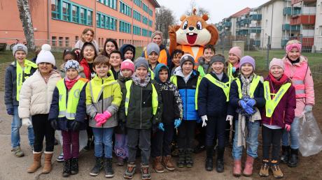 Schulen und Kindergärten beteiligten sich am Freitag beim Ramadama in Aichach, darunter auch die Klasse 3b der Ludwig-Steub-Grundschule. Stadtmaskottchen Aichi kam ebenfalls zum Start der Landschaftssäuberungsaktion.