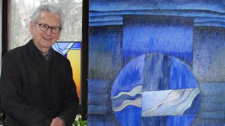 Helmut Kästl vor seinem gerade fertiggestellten Bild "Element Wasser". Vor wenigen Tagen konnte er seinen 90. Geburtstag begehen.