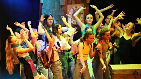 Auch mit kunterbunten Massenszenen begeisterten die jungen Gesangstalente von Young Stage das Publikum in Neusäß.