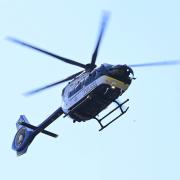 Unter anderem mit einem Hubschrauber suchte die Polizei am Donnerstag nach einem augenscheinlich bewaffneten Mann im Wald bei Deubach. 