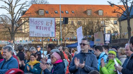 500 Menschen haben sich mit Schildern, Fahnen und Bannern auf dem Marktplatz in Mering eingefunden, um friedlich gegen Rechts und für Demokratie und Toleranz zu demonstrieren.