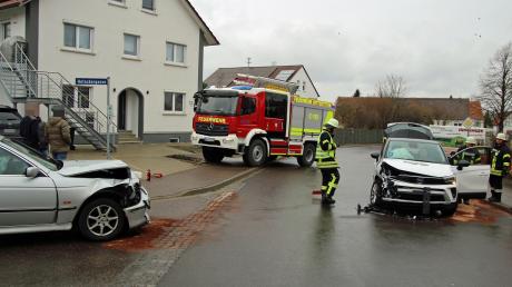 Am Freitagmittag wurden zwei Menschen bei einem Verkehrsunfall in Hittistetten verletzt. Beide beteiligten Autos mussten schwer beschädigt abgeschleppt werden.