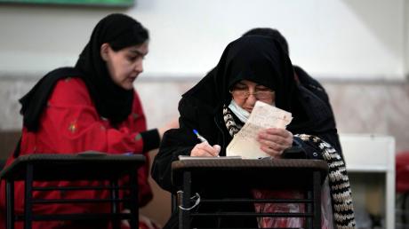 Wählerinnen füllen ihre Stimmzettel während der Parlaments- und Expertenratswahlen in einem Wahllokal aus. Begleitet von Boykottaufrufen blieb die Beteiligung an den Wahlen überschaubar. 