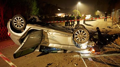 Polizeibeamte aus Bayern und Baden-Württemberg stehen an der Unfallstelle in Elchingen. Ein 32 Jahre alter Autofahrer hat sich eine Verfolgungsjagd mit der Polizei in Bayern und Baden-Württemberg geliefert. 