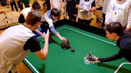 Zum 15. Mal in Vöhringen: Beim "Robo Cup Junior" trafen sich Roboter-Bastlerteams zum spielerischen Wettbewerb.