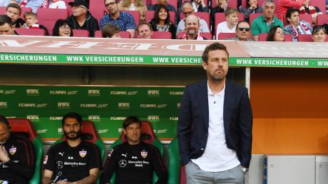 Ein fassungsloser VfB-Trainer Markus Weinzierl. Wenige Stunden nach dem 0:6 bei seinem Ex-Klub FC Augsburg wurde er im April 2019 entlassen. 