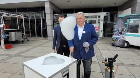 Dietmar Glater präsentierte vor der Hochzeitsmesse im Sendener Bürgerhaus seine Alternative zu Luftballons: Seine Schaumherzen steigen in die Luft – lösen sich aber einfach auf.