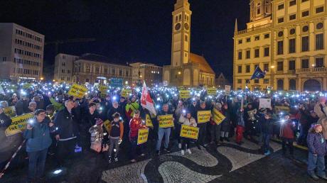 Rund 7500 Menschen kamen am Sonntagabend zu einem "Lichtermeer" auf den Augsburger Rathausplatz.