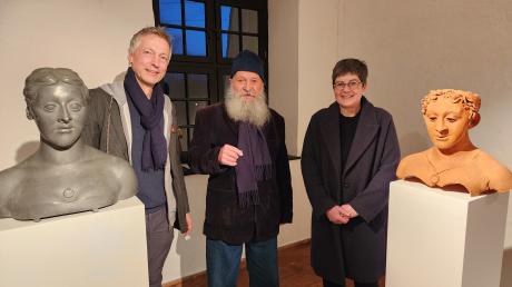 Der Bildhauer Dietmar Scharfe (Mitte) zusammen mit Matthias Rodach (1. Vorsitzender Heimatverein) und Carmen Jacobs (Kreisheimatpflege) bei der Ausstellungseröffnung im Taubenturm.